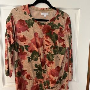 Cute floral tunic top with accent at bottom sz L